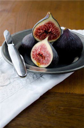 fig - Figs on a grey plate Stock Photo - Premium Royalty-Free, Code: 659-07959657
