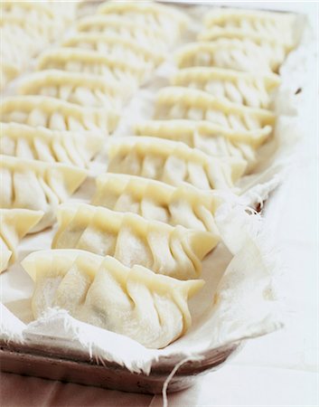 simsearch:659-07958795,k - Unsteamed, raw pasta parcels filled with pork on a cotton cloth Stockbilder - Premium RF Lizenzfrei, Bildnummer: 659-07959689