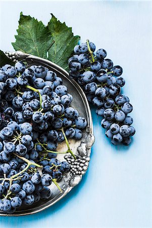 Blue grapes on a metal plate and next to it Photographie de stock - Premium Libres de Droits, Code: 659-07959694