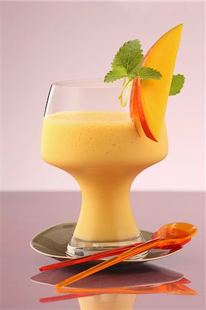 A mango and carrot lassi with lemon balm Photographie de stock - Premium Libres de Droits, Code: 659-07959691