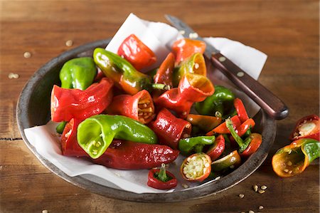 Fresh Melrose peppers, sliced Photographie de stock - Premium Libres de Droits, Code: 659-07959700
