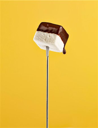 dips - A chocolate dipped marshmallow on a fondue fork Foto de stock - Sin royalties Premium, Código: 659-07959710