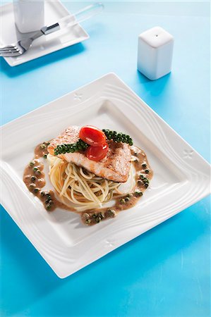 simsearch:659-07069238,k - Grilled salmon with a black peppercorn sauce on a bed of spaghetti Photographie de stock - Premium Libres de Droits, Code: 659-07959728