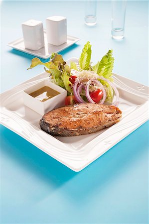 simsearch:659-06495301,k - Grilled salmon chop with Caesar salad Foto de stock - Sin royalties Premium, Código: 659-07959729