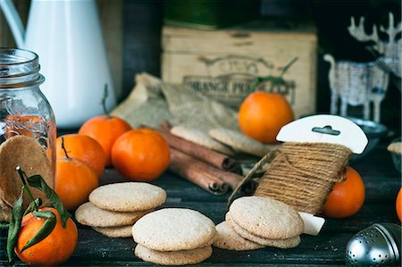 Almond cookies and mandarins (Christmas) Photographie de stock - Premium Libres de Droits, Code: 659-07959747