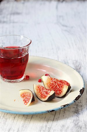 simsearch:659-06307536,k - A glass of red wine and fresh figs on a plate Fotografie stock - Premium Royalty-Free, Codice: 659-07959750