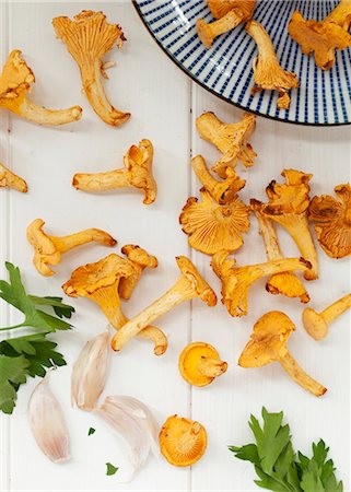 simsearch:659-08905398,k - Fresh chanertelle mushrooms with garlic and parsley Photographie de stock - Premium Libres de Droits, Code: 659-07959769