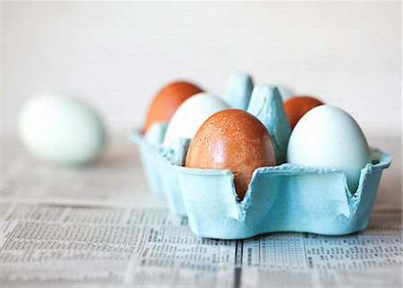 A box of brown and pastel blue eggs Fotografie stock - Premium Royalty-Free, Codice: 659-07959763