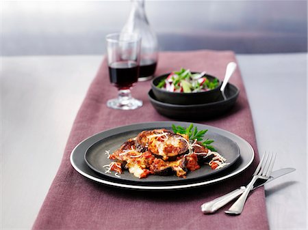 simsearch:659-09124126,k - Aubergine bake with salad and wine Foto de stock - Sin royalties Premium, Código: 659-07959774