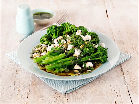 salad with dressing - Broccoli salad with feta cheese, pine nuts and vinaigrette Foto de stock - Sin royalties Premium, Código: 659-07959775