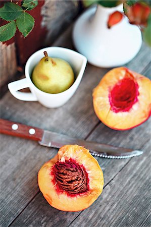 fruit mixture - Peaches and pears on a wooden table in a garden Stock Photo - Premium Royalty-Free, Code: 659-07959778