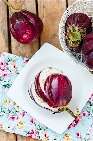 simsearch:659-08419151,k - Fresh aubergines on a wooden table with floral-patterned napkins Stock Photo - Premium Royalty-Free, Code: 659-07959780