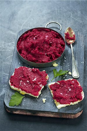 red beet dish - Beetroot spread on rice crackers Stock Photo - Premium Royalty-Free, Code: 659-07959815