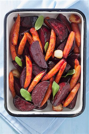 Oven-roasted beetroot and carrots with sage and garlic Stock Photo - Premium Royalty-Free, Code: 659-07959818