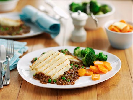 simsearch:659-01855436,k - Cottage pie with a side of vegetables Foto de stock - Sin royalties Premium, Código: 659-07959835