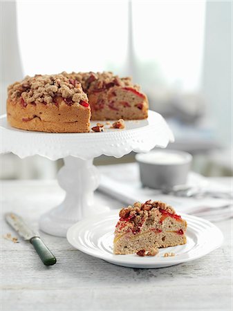 simsearch:659-08419815,k - Plum cake cinnamon crumbles Fotografie stock - Premium Royalty-Free, Codice: 659-07959837