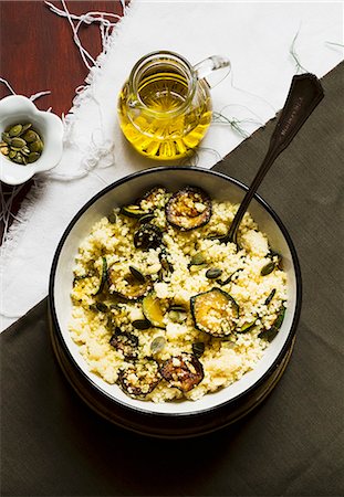 Couscous with courgettes and pumpkin seeds Photographie de stock - Premium Libres de Droits, Code: 659-07959841