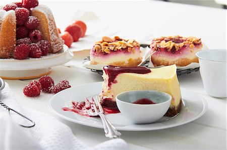 Vanilla cake, cheesecake and berry tartlets with almonds on a cake buffet Foto de stock - Sin royalties Premium, Código: 659-07959854