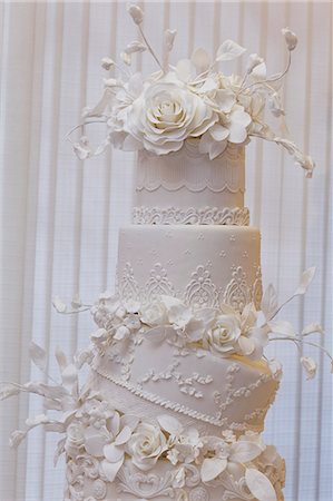 An artistically decorated wedding cake with elaborate flower decorations Foto de stock - Sin royalties Premium, Código: 659-07959852