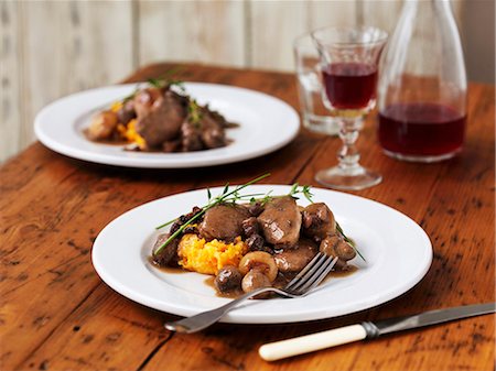 simsearch:659-06187883,k - Coq au vin served on butternut squash purée with thyme and chives Foto de stock - Sin royalties Premium, Código: 659-07959864