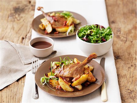 duck recipe - Duck confit with roast potatoes and salad Foto de stock - Sin royalties Premium, Código: 659-07959865