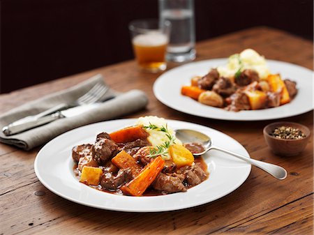 Lamb stew with mashed potatoes, carrots and beer Foto de stock - Royalty Free Premium, Número: 659-07959873