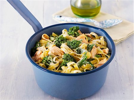 Tagliatelle with salmon, spinach and broccoli in a saucepan Stock Photo - Premium Royalty-Free, Code: 659-07959894