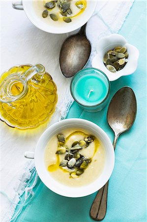 simsearch:659-08896213,k - Patty pan squash soup with olive oil and pumpkin seeds Foto de stock - Sin royalties Premium, Código: 659-07959914