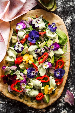 pizza above - Avocado salad with edible flowers, peppers, red onions and lettuce on a blind-baked pizza base Stock Photo - Premium Royalty-Free, Code: 659-07959946