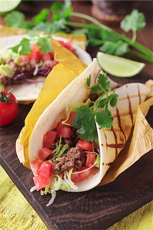 Tacos with minced meat, tomatoes and coriander (Mexico) Photographie de stock - Premium Libres de Droits, Code: 659-07959940