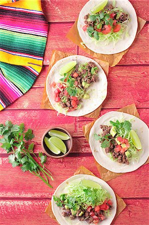 Tacos with minced meat, tomatoes and coriander (Mexico) Photographie de stock - Premium Libres de Droits, Code: 659-07959941