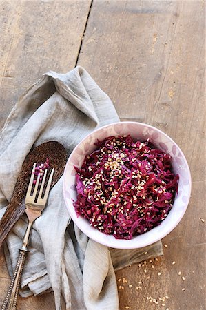 Small bowl of red cabbage salad with sesame on wooden table Stock Photo - Premium Royalty-Free, Code: 659-08146978