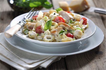 simsearch:659-06493857,k - Tortellini with chicken and tomatoes in a creamy sauce Stockbilder - Premium RF Lizenzfrei, Bildnummer: 659-08146991