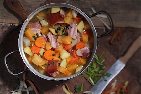 saucepan - Turnip soup with bacon and carrots Stock Photo - Premium Royalty-Free, Code: 659-08146993