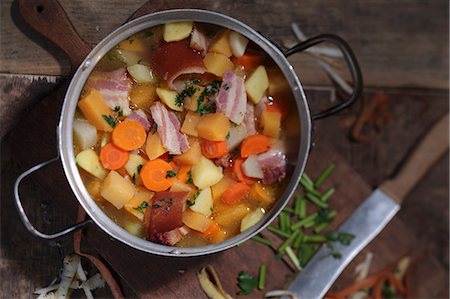 Turnip soup with bacon and carrots Photographie de stock - Premium Libres de Droits, Code: 659-08146993