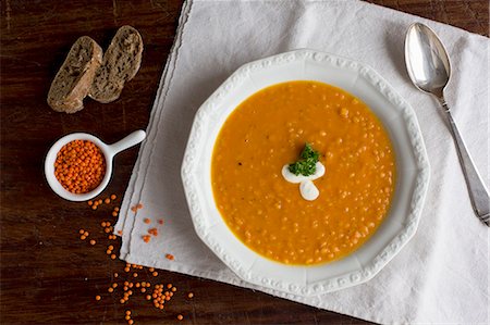 Lentil, orange and carrot soup Photographie de stock - Premium Libres de Droits, Code: 659-08147008