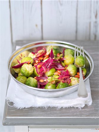 Brussels sprouts with caramelised red onions and almonds Stock Photo - Premium Royalty-Free, Code: 659-08147000