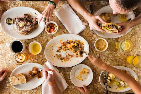 desayuno - People having a breakfast of nachos, sandwiches and pancakes (USA) Photographie de stock - Premium Libres de Droits, Code: 659-08147045