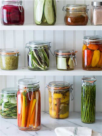 Preserved fruit and vegetables on shelves in a pantry Photographie de stock - Premium Libres de Droits, Code: 659-08147050