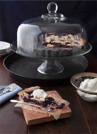 A half-eaten mulberry pie with cream Stock Photo - Premium Royalty-Free, Code: 659-08147066