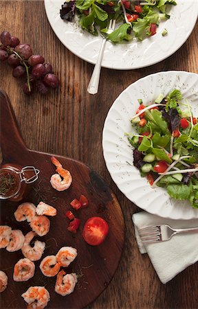 summer salad birds eye view - A green summer salad with prawns and tomatoes (seen from above) Stock Photo - Premium Royalty-Free, Code: 659-08147069