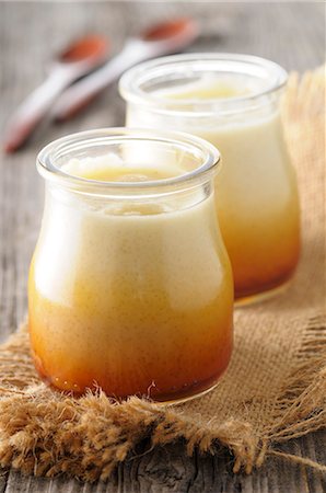 pudding - Semolina pudding with caramel sauce Stock Photo - Premium Royalty-Free, Code: 659-08147114