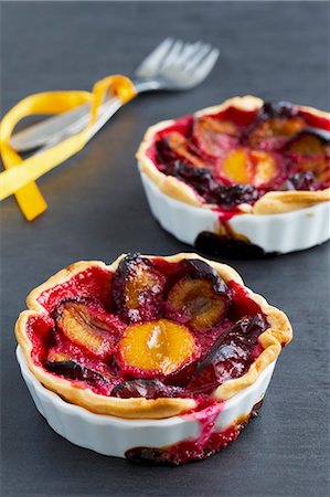 simsearch:659-06307278,k - Plum tartlets in baking dishes Stock Photo - Premium Royalty-Free, Code: 659-08147130