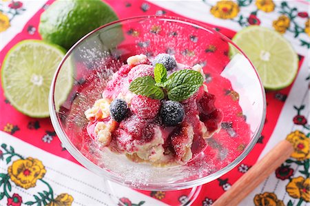 simsearch:659-06373374,k - Lychee mousse with berries and mint Foto de stock - Sin royalties Premium, Código: 659-08147163