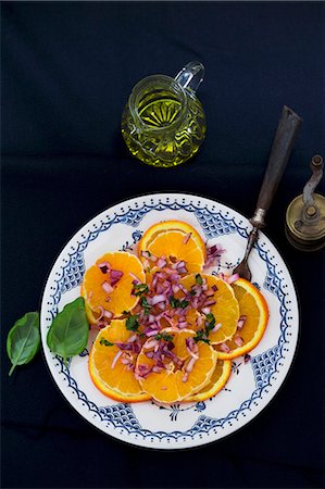 simsearch:659-06155209,k - Orange salad with red onions, basil and olive oil Foto de stock - Royalty Free Premium, Número: 659-08147173