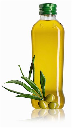 A bottle of olive oil, a sprig of olive leaves and green olives Stockbilder - Premium RF Lizenzfrei, Bildnummer: 659-08147186
