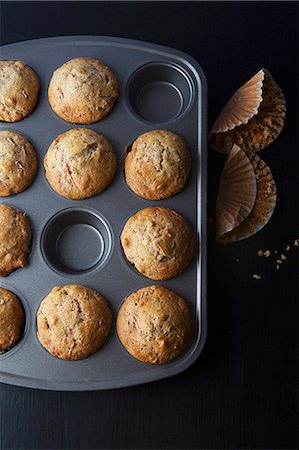 Freshly baked carrot muffins in a muffin tin Foto de stock - Sin royalties Premium, Código: 659-08147206