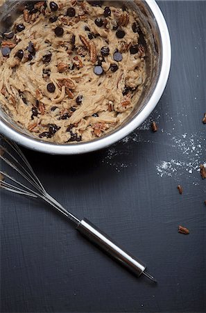 Chocolate chip cookie dough with pecan nuts in a mixing bowl Photographie de stock - Premium Libres de Droits, Code: 659-08147209