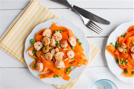 Carrot tagliatelle with prawns, peas and pine nuts Photographie de stock - Premium Libres de Droits, Code: 659-08147238