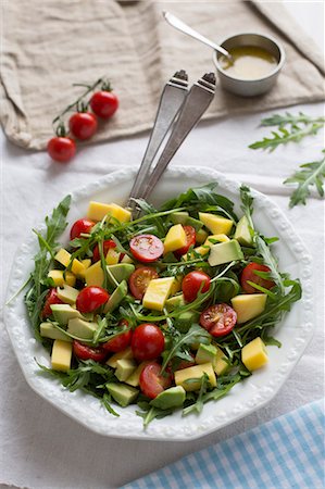 summer fruits nobody - Mango and avocado salad with cherry tomatoes and rocket Photographie de stock - Premium Libres de Droits, Code: 659-08147246